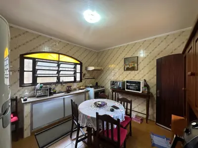 Casa - Térrea com 2 quartos (sendo 0 suite(s)) a 800,00 metros praia.