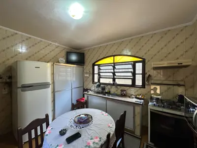 Casa - Térrea com 2 quartos (sendo 0 suite(s)) a 800,00 metros praia.