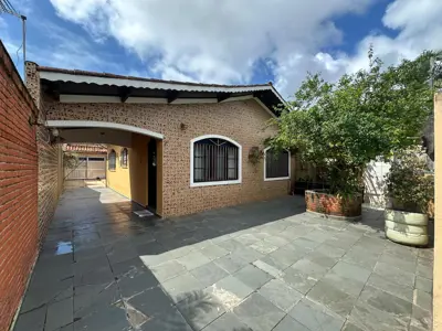 Casa - Térrea com 2 quartos (sendo 0 suite(s)) a 800,00 metros praia.