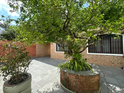 Casa - Térrea com 2 quartos (sendo 0 suite(s)) a 800,00 metros praia.