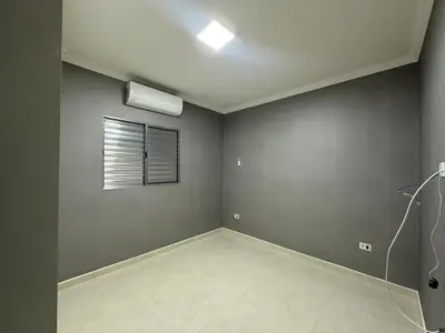 Casa - Térrea com 3 quartos (sendo 1 suite(s)) a 450,00 metros praia.