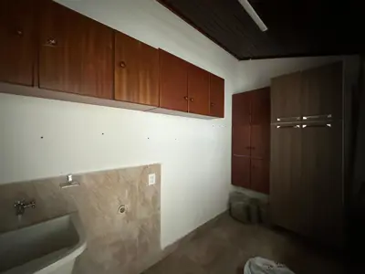 Casa - Térrea com 3 quartos (sendo 1 suite(s)) a 450,00 metros praia.