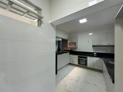 Casa - Térrea com 3 quartos (sendo 1 suite(s)) a 450,00 metros praia.