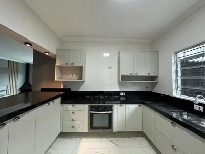 Casa - Térrea com 3 quartos (sendo 1 suite(s)) a 450,00 metros praia.