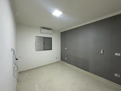 Casa - Térrea com 3 quartos (sendo 1 suite(s)) a 450,00 metros praia.