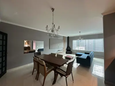 Casa - Térrea com 3 quartos (sendo 1 suite(s)) a 450,00 metros praia.