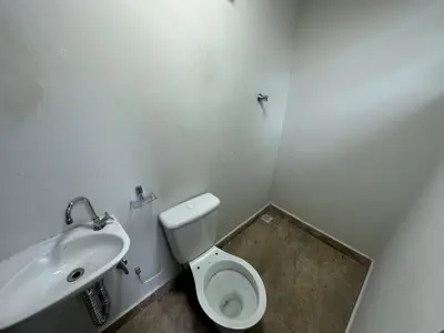 Casa - Térrea com 3 quartos (sendo 1 suite(s)) a 450,00 metros praia.