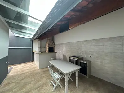 Casa - Térrea com 3 quartos (sendo 1 suite(s)) a 450,00 metros praia.