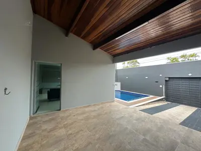 Casa - Térrea com 3 quartos (sendo 1 suite(s)) a 450,00 metros praia.