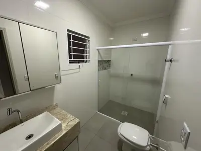 Casa - Térrea com 3 quartos (sendo 1 suite(s)) a 450,00 metros praia.