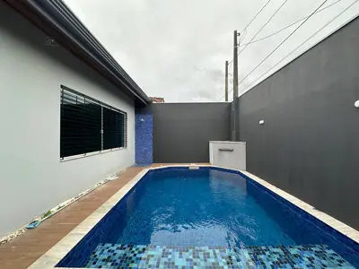 Casa - Térrea com 3 quartos (sendo 1 suite(s)) a 450,00 metros praia.
