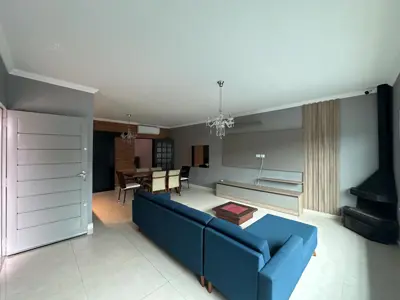 Casa - Térrea com 3 quartos (sendo 1 suite(s)) a 450,00 metros praia.