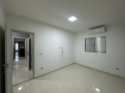 Casa - Térrea com 3 quartos (sendo 1 suite(s)) a 450,00 metros praia.