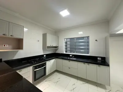 Casa - Térrea com 3 quartos (sendo 1 suite(s)) a 450,00 metros praia.