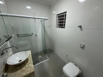 Casa - Térrea com 3 quartos (sendo 1 suite(s)) a 450,00 metros praia.