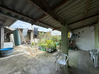 Casa - Térrea com Edícula com 2 quartos (sendo 1 suite(s)) a 2000,00 metros praia.