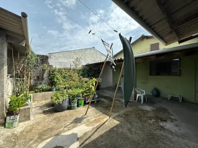 Casa - Térrea com Edícula com 2 quartos (sendo 1 suite(s)) a 2000,00 metros praia.