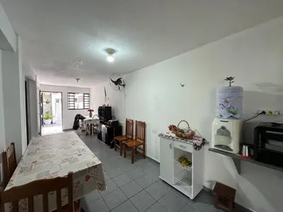 Casa - Térrea com Edícula com 2 quartos (sendo 1 suite(s)) a 2000,00 metros praia.