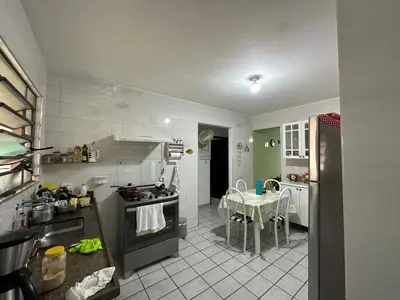 Casa - Térrea com Edícula com 2 quartos (sendo 1 suite(s)) a 2000,00 metros praia.