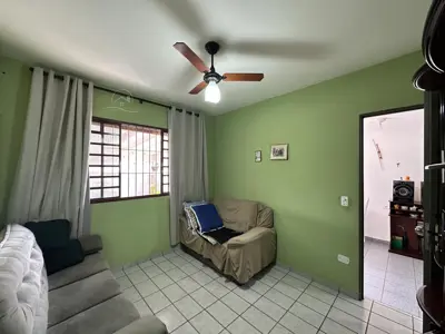 Casa - Térrea com Edícula com 2 quartos (sendo 1 suite(s)) a 2000,00 metros praia.