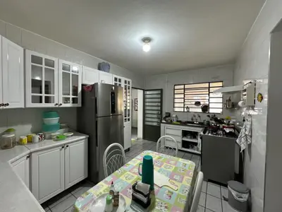 Casa - Térrea com Edícula com 2 quartos (sendo 1 suite(s)) a 2000,00 metros praia.