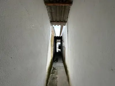 Casa - Térrea com Edícula com 2 quartos (sendo 1 suite(s)) a 2000,00 metros praia.