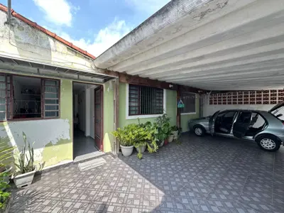 Casa - Térrea com Edícula com 2 quartos (sendo 1 suite(s)) a 2000,00 metros praia.