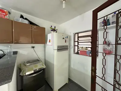 Casa - Térrea com Edícula com 2 quartos (sendo 1 suite(s)) a 2000,00 metros praia.