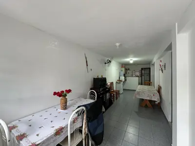 Casa - Térrea com Edícula com 2 quartos (sendo 1 suite(s)) a 2000,00 metros praia.
