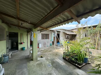 Casa - Térrea com Edícula com 2 quartos (sendo 1 suite(s)) a 2000,00 metros praia.