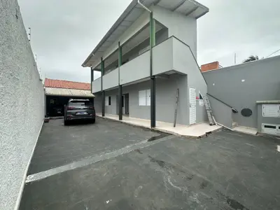 Casa - Kitnet com 7 quartos (sendo 5 suite(s)) a 0,00 metros praia.