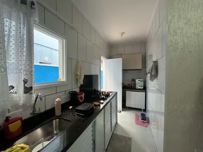 Casa - Térrea com 2 quartos (sendo 1 suite(s)) a 1100,00 metros praia.