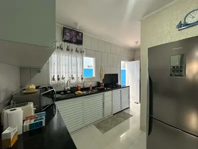 Casa - Térrea com 2 quartos (sendo 1 suite(s)) a 1100,00 metros praia.