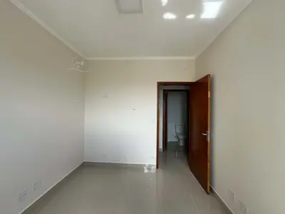 Apartamento - Cobertura com 3 quartos (sendo 2 suite(s)) a 400,00 metros praia.