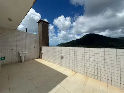 Apartamento - Cobertura com 3 quartos (sendo 2 suite(s)) a 400,00 metros praia.