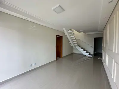 Apartamento - Cobertura com 3 quartos (sendo 2 suite(s)) a 400,00 metros praia.