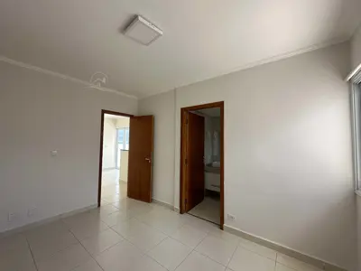 Apartamento - Cobertura com 3 quartos (sendo 2 suite(s)) a 400,00 metros praia.