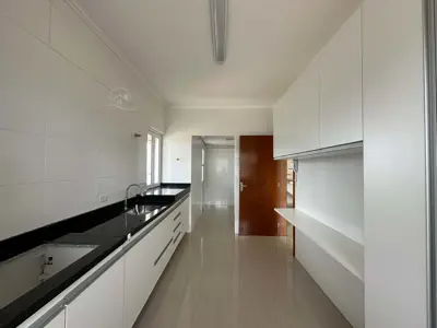 Apartamento - Cobertura com 3 quartos (sendo 2 suite(s)) a 400,00 metros praia.