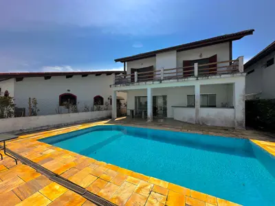 Casa - Sobrado com 3 quartos (sendo 1 suite(s)) a 400,00 metros praia.