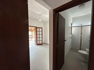 Casa - Sobrado com 3 quartos (sendo 1 suite(s)) a 400,00 metros praia.