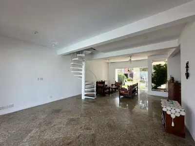 Casa - Sobrado com 3 quartos (sendo 1 suite(s)) a 400,00 metros praia.