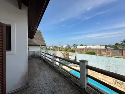 Casa - Sobrado com 3 quartos (sendo 1 suite(s)) a 400,00 metros praia.