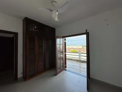 Casa - Sobrado com 3 quartos (sendo 1 suite(s)) a 400,00 metros praia.