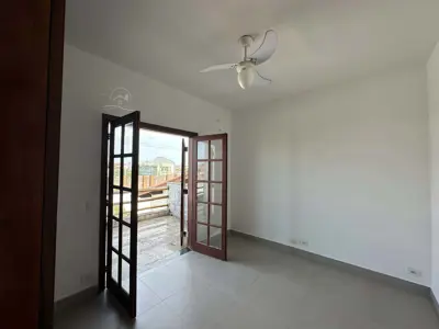 Casa - Sobrado com 3 quartos (sendo 1 suite(s)) a 400,00 metros praia.