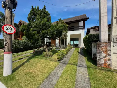 Casa - Sobrado com 3 quartos (sendo 1 suite(s)) a 400,00 metros praia.