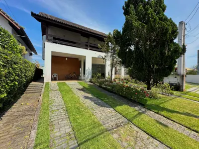 Casa - Sobrado com 3 quartos (sendo 1 suite(s)) a 400,00 metros praia.