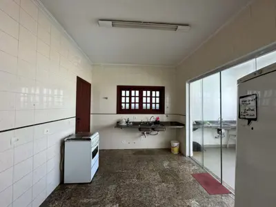 Casa - Sobrado com 3 quartos (sendo 1 suite(s)) a 400,00 metros praia.