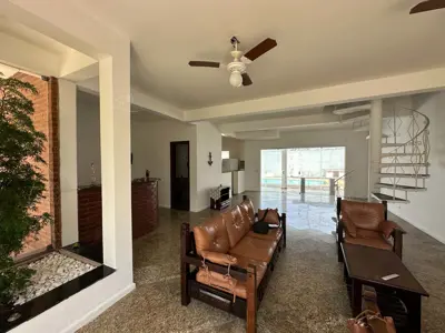 Casa - Sobrado com 3 quartos (sendo 1 suite(s)) a 400,00 metros praia.