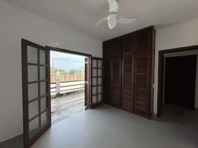 Casa - Sobrado com 3 quartos (sendo 1 suite(s)) a 400,00 metros praia.