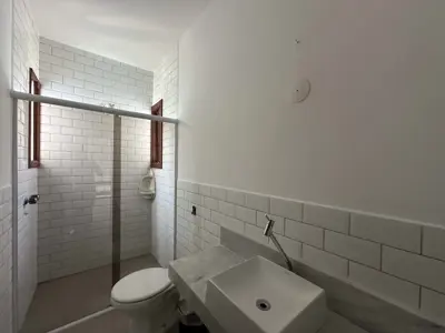 Casa - Sobrado com 3 quartos (sendo 1 suite(s)) a 400,00 metros praia.